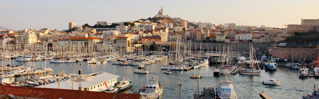 Vue panoramique du Vieux-Port de Marseille